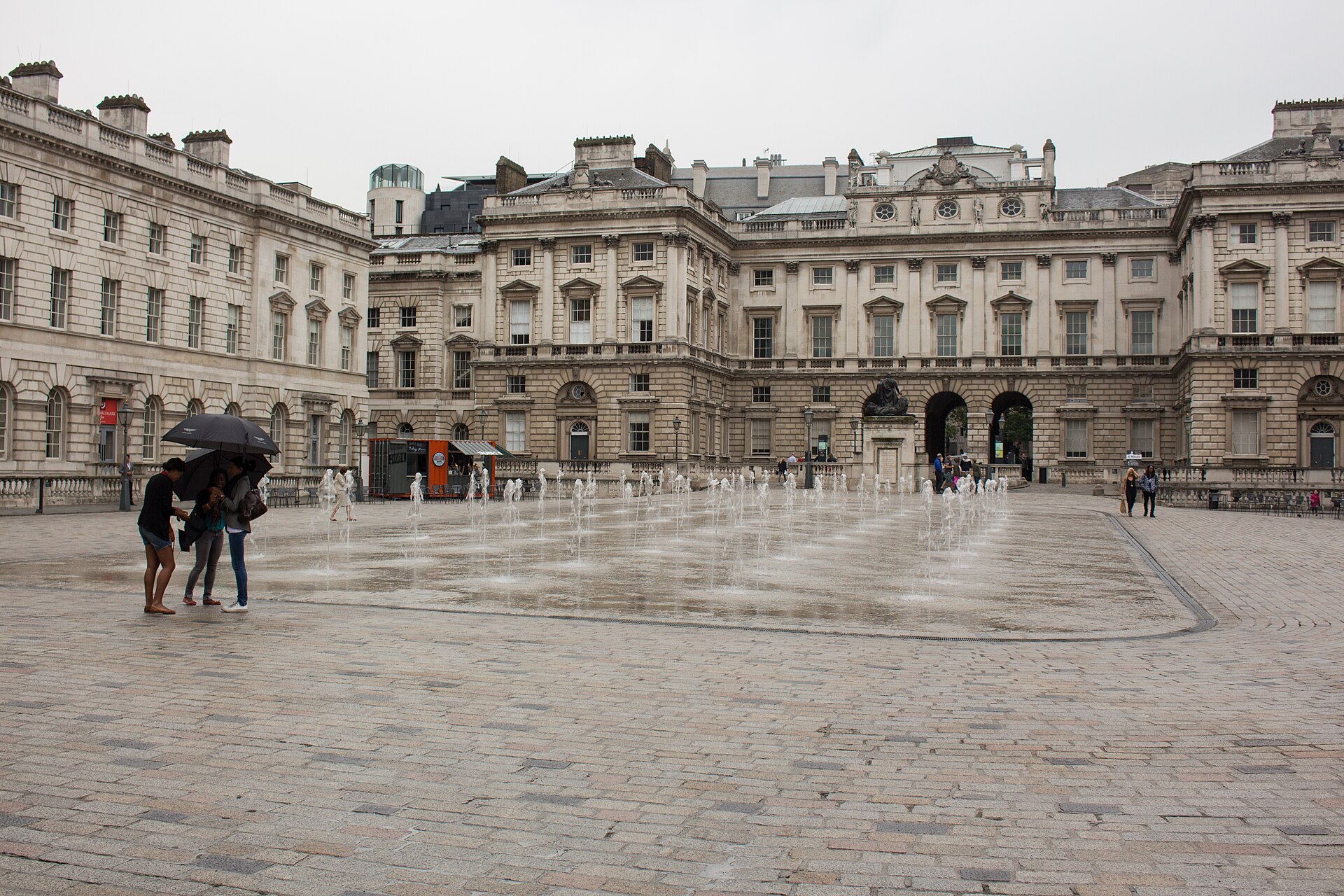 Двор Somerset House в Лондоне. Архив, 2014 год. Фонтаны и фасады здания; экспозиция 2026 года не показана.