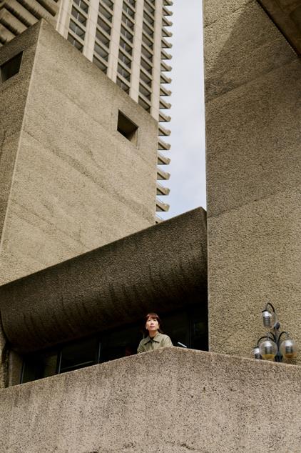 Юко Мори во время художественной резиденции в Barbican в мае 2026 года.